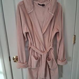 Luxurious Tahari Soft Pink Hooded Robe